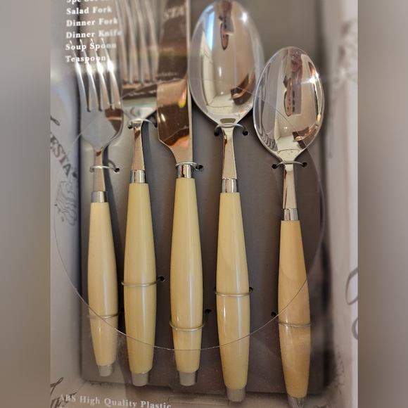 Fiesta ivory 5 piece flatware set in box - Picture 2 of 2